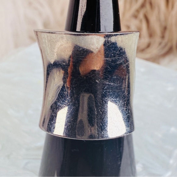 Beautiful silvertone curved minimalist modernist ring size 5